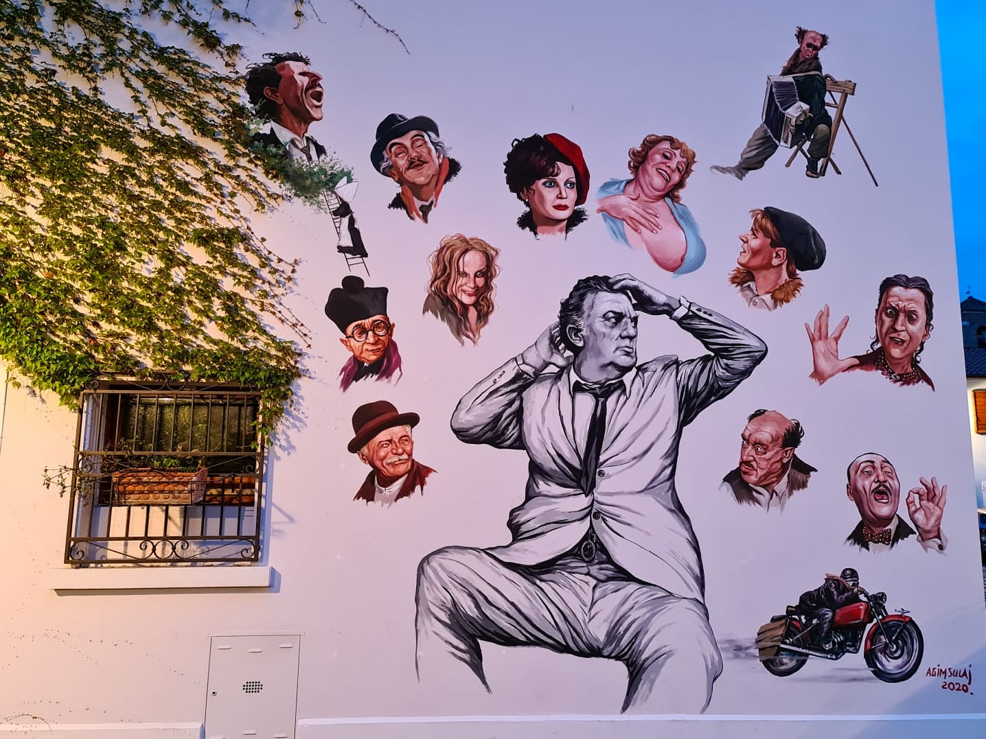 murale dedicato al Federico fellini al borgo san giuliano 