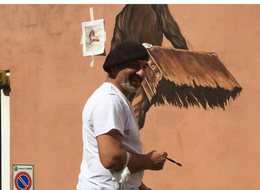 agim sulaj uomo con la valigia rimini murale